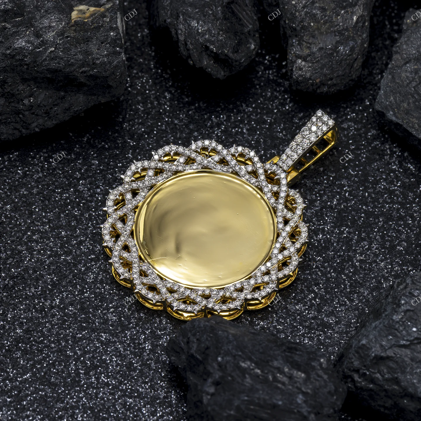 Barbed Wire Frame Circle Moissanite Photo Pendant hip hop jewelry CustomDiamJewel