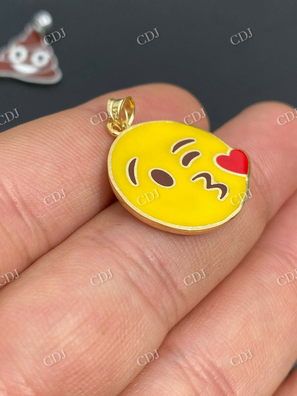 925 Sterling Silver Smiley Kiss Emoji Pendant customdiamjewel