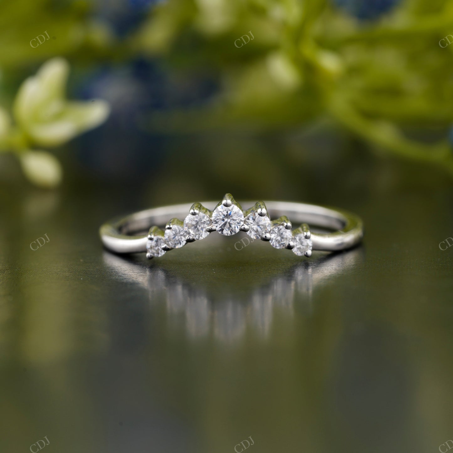 Lab-Grown Diamond Curved Chevron Band