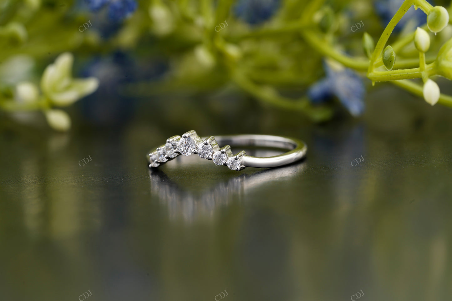 Lab-Grown Diamond Curved Chevron Band