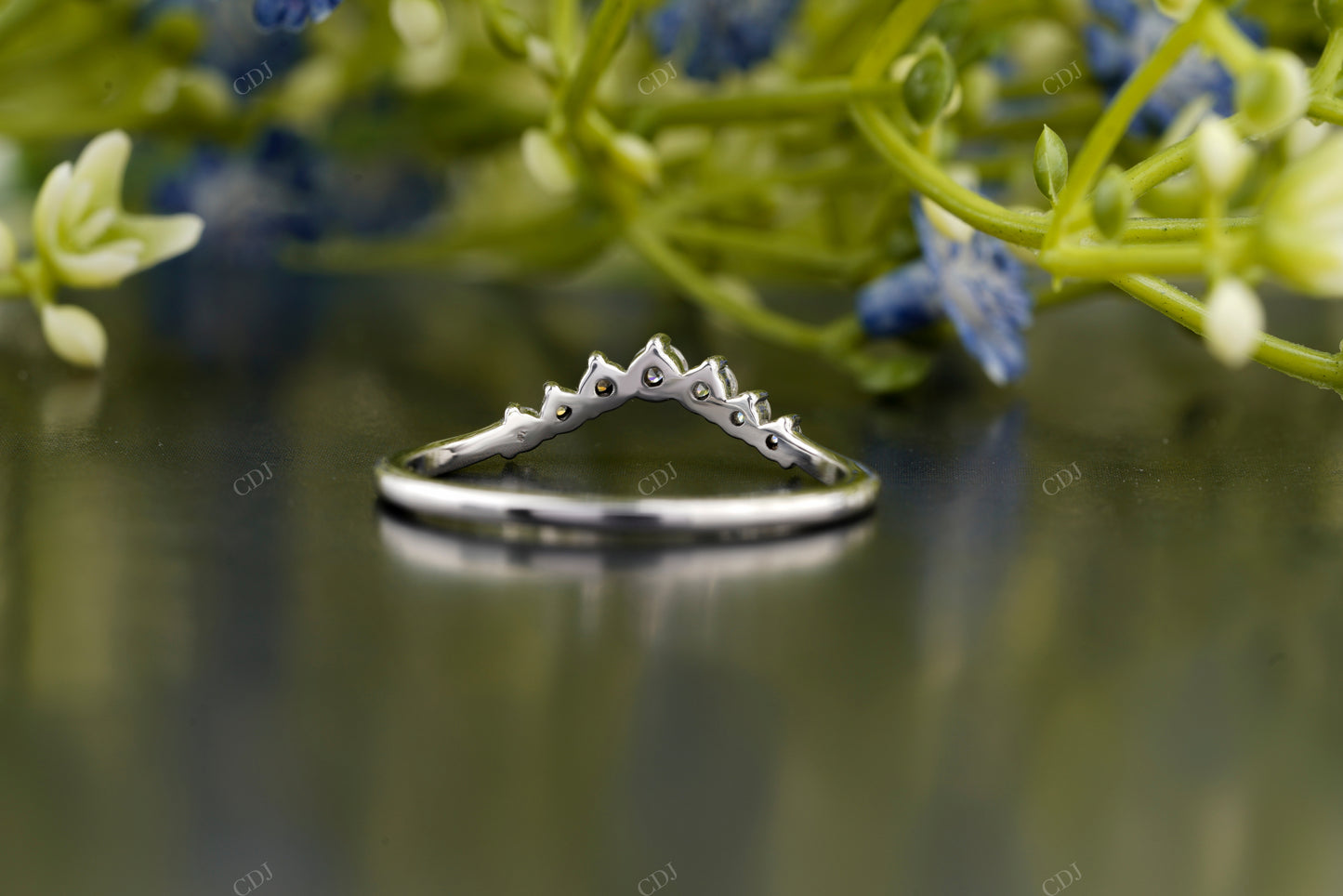 Lab-Grown Diamond Curved Chevron Band