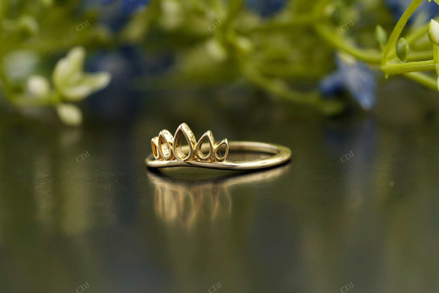 Elegant Gold Tiara Stackable Ring