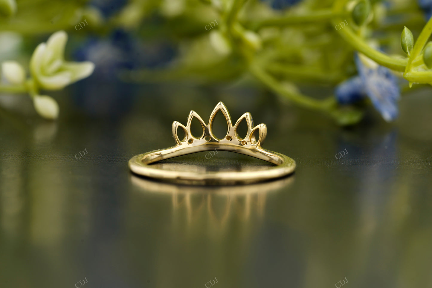 Elegant Gold Tiara Stackable Ring